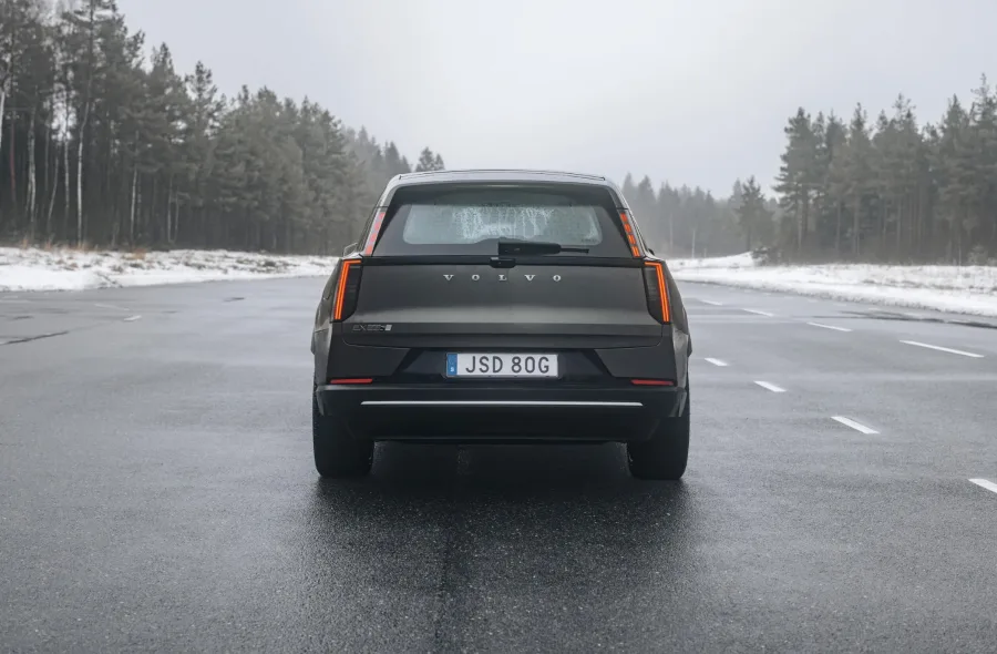 O SUV estreia como novo elétrico premium da marca sueca e aposta em inteligência artificial integrada, autonomia elevada e plataforma inédita.