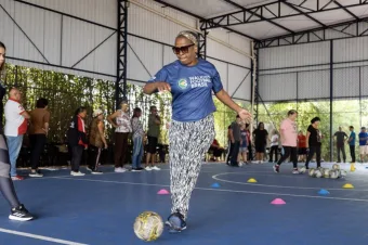 O que é walking futebol? Itapevi tem esporte adaptado que reúne idosos e muda rotina no CCI