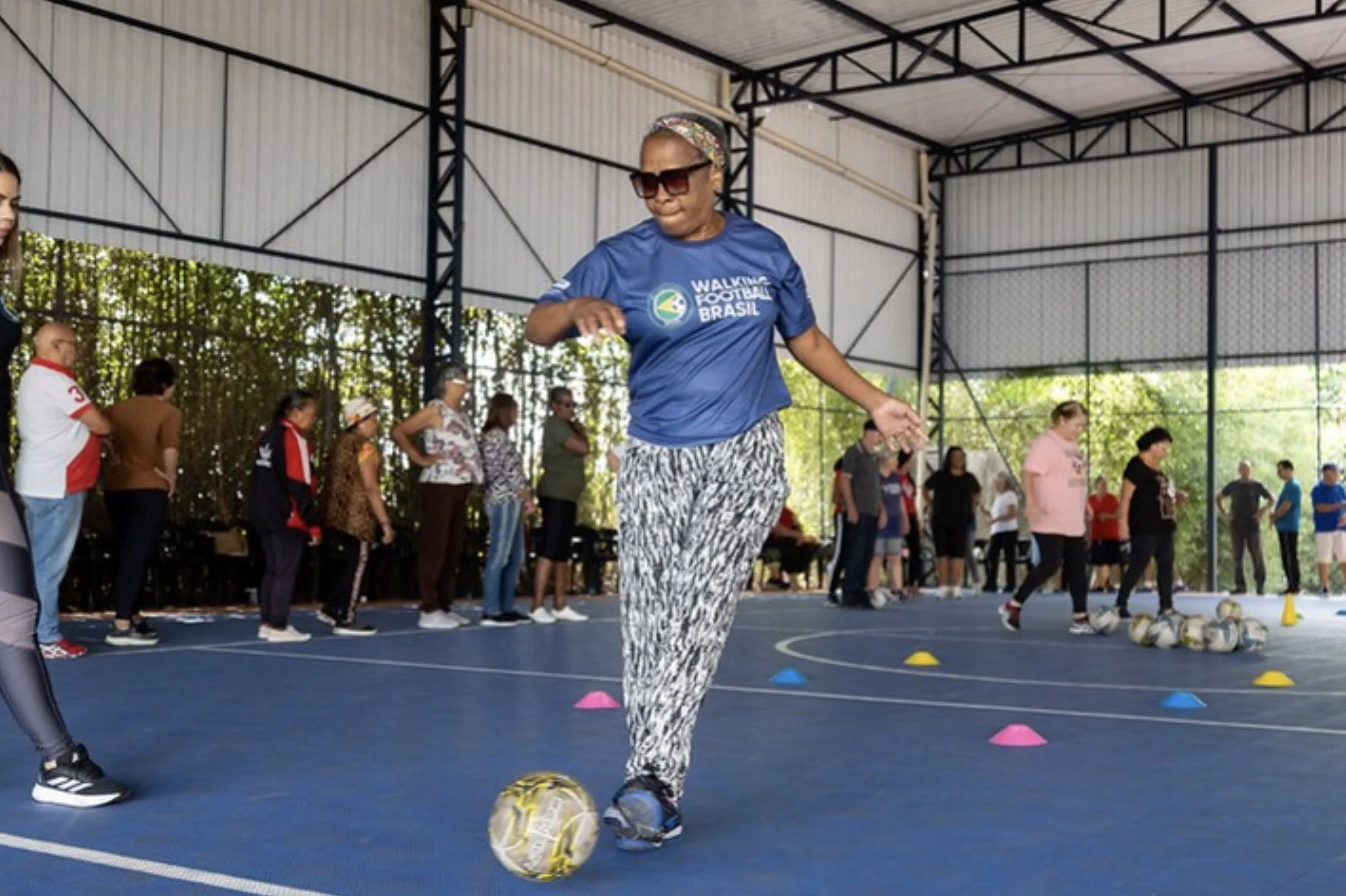 O que é walking futebol? Itapevi tem esporte adaptado que reúne idosos e muda rotina no CCI