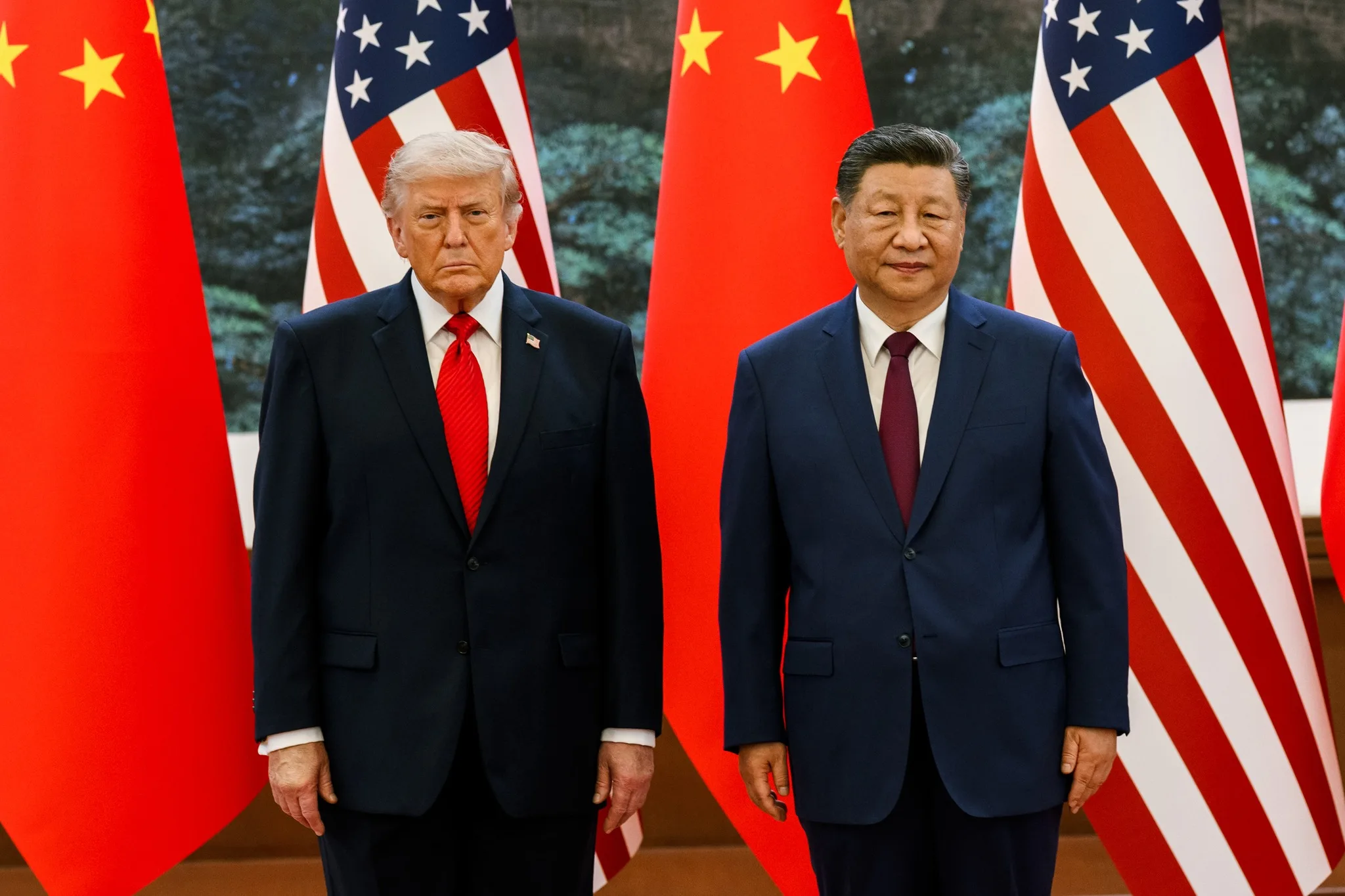 Xi Jinping recebeu Donald Trump em Pequim com desfile militar, falou em parceria entre potências e depois alertou sobre risco de confronto envolvendo Taiwan