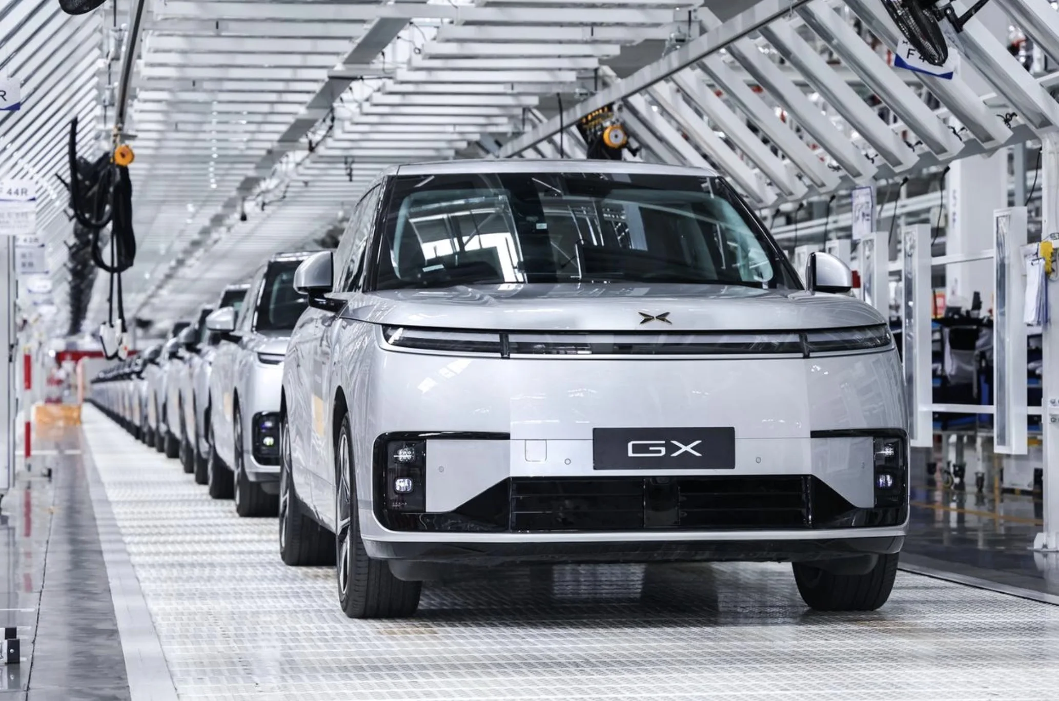 Xpeng lança SUV de 585 cv com modo “zero gravidade”, seis lugares e autonomia de 1.585 km para atacar rivais chineses de luxo
