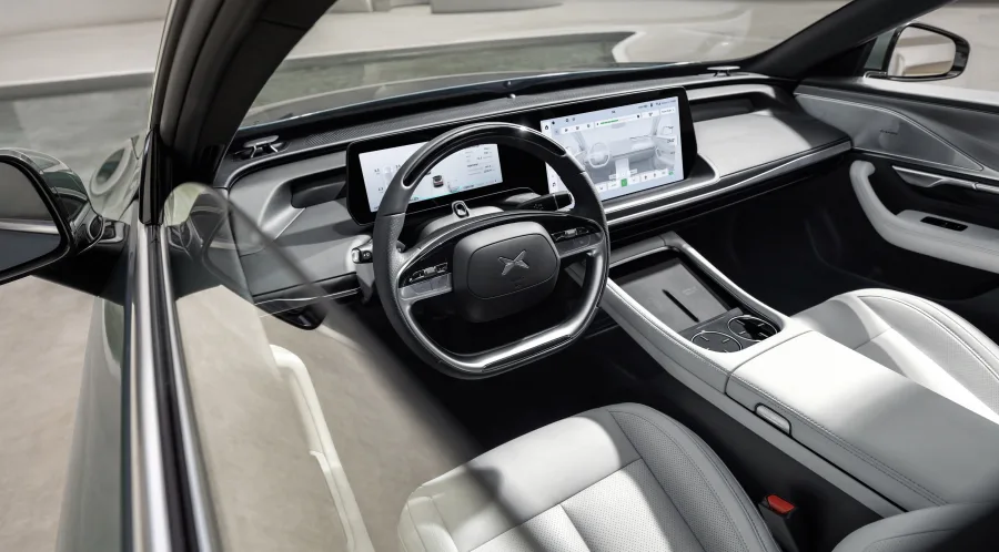 A Xpeng apresentou o GX com três fileiras, suspensão ativa, tela no teto e direção autônoma avançada para disputar espaço no segmento de SUVs grandes.