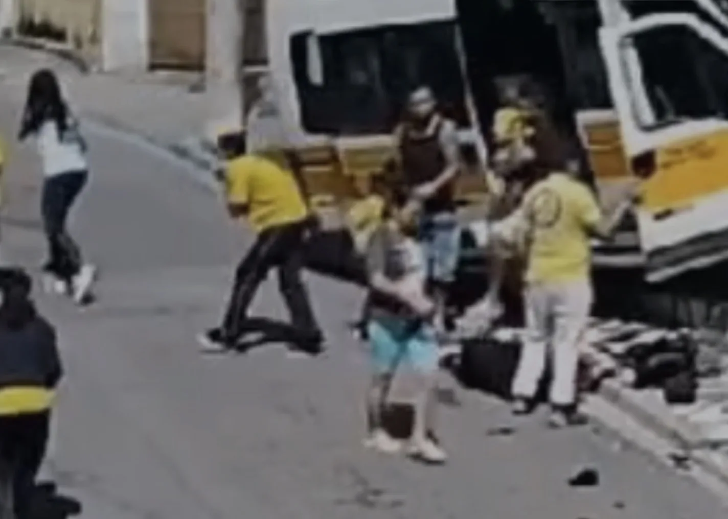 Acidente: Ação rápida de motorista impede desastre com mais de 10 crianças após pane mecânica em van escolar na zona leste
