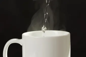 Chinamaxxing: Beber água quente de manhã realmente desintoxica? Médicos revelam o que ninguém explica sobre essa tendência viral