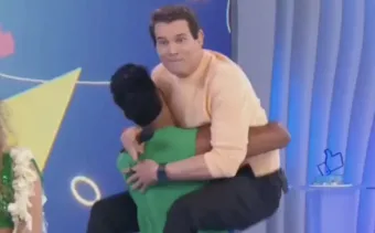 Celso Portiolli vira assunto nacional após cena inusitada em que ele ‘pula no colo de dançarino’ ao vivo no SBT durante dança viral