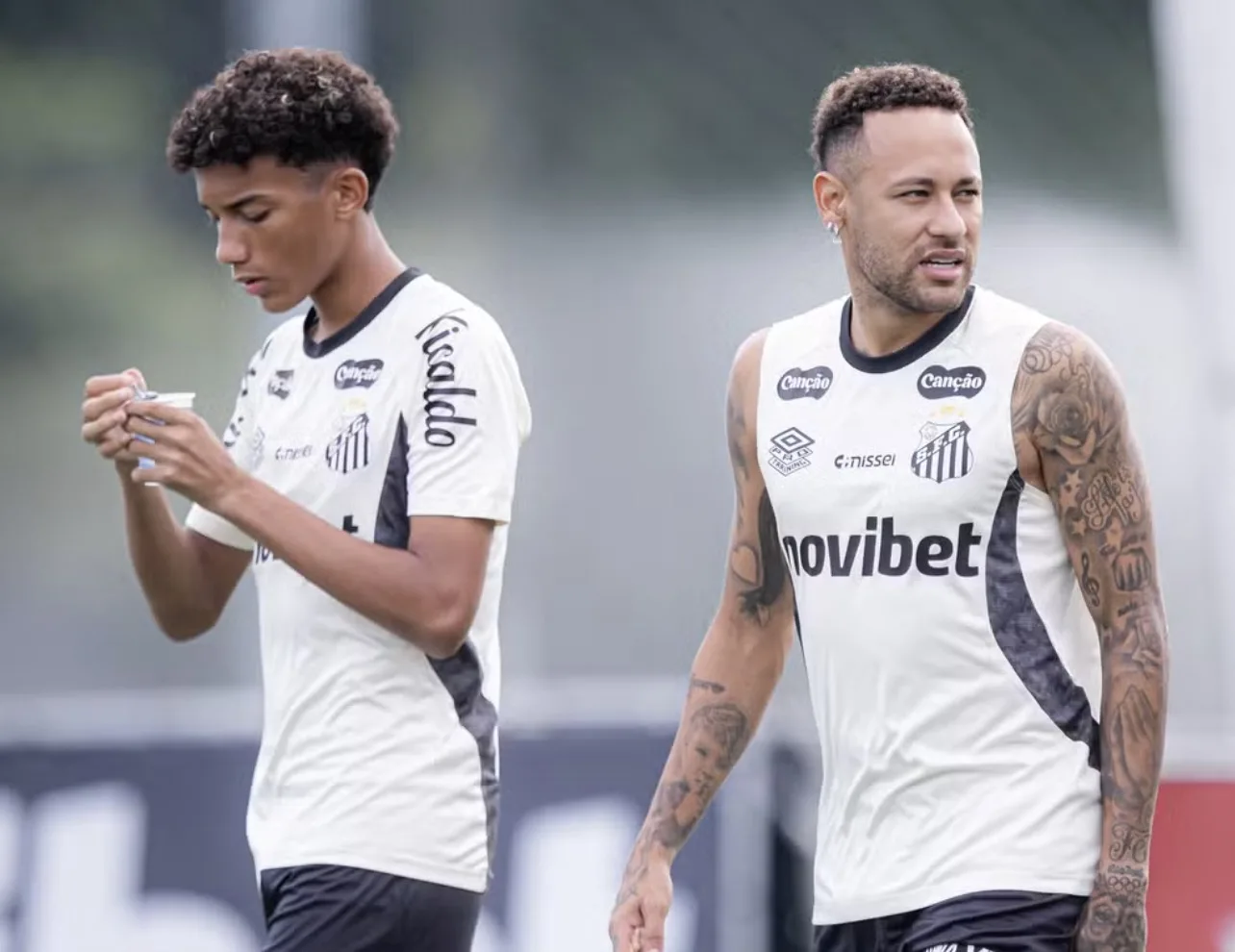 Neymar e Robinho Jr se desentenderam durante treino do Santos no CT, revela jornal