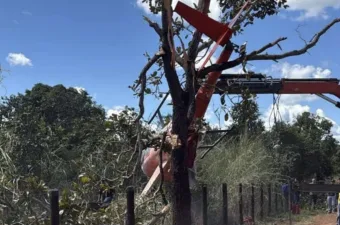Helicóptero da dupla Henrique e Juliano cai em fazenda; Aeronave era pilotada pelo pai da dupla