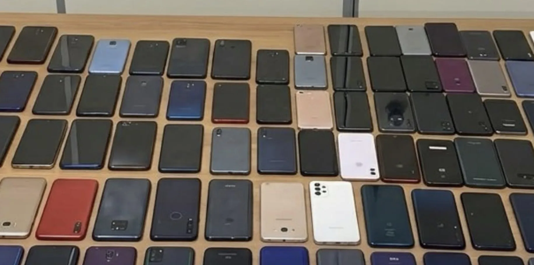 GCM de Francisco Morato encontra dezenas de celulares, notebook e dinheiro após vítima indicar localização do aparelho roubado