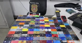 Golpe em show do Djavan: ambulantes são presos com 135 cartões bancários perto do estádio do Palmeiras