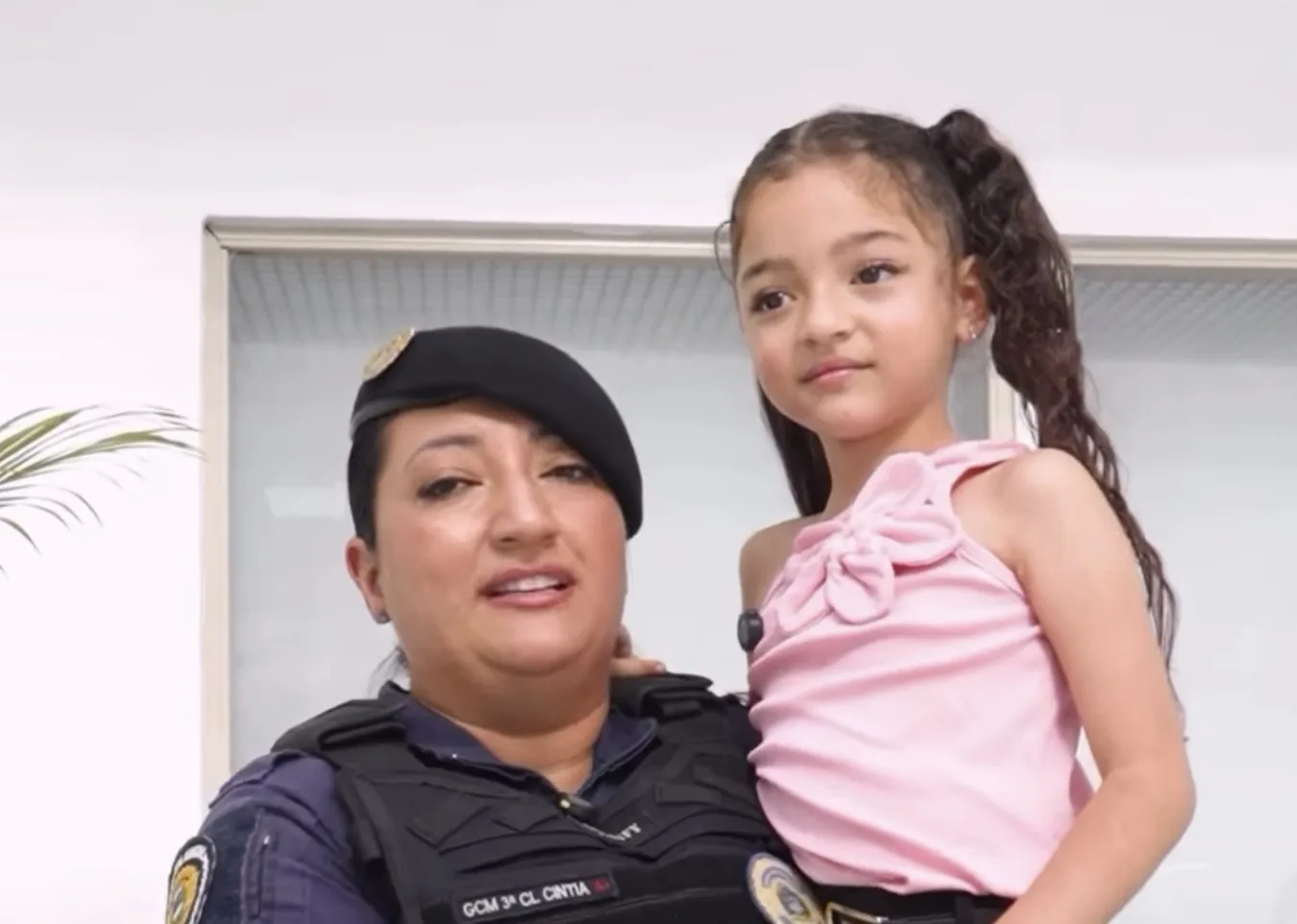 Crianças emocionam ao descrever trabalho das mães na Prefeitura de Caieiras em homenagem de Dia das Mães