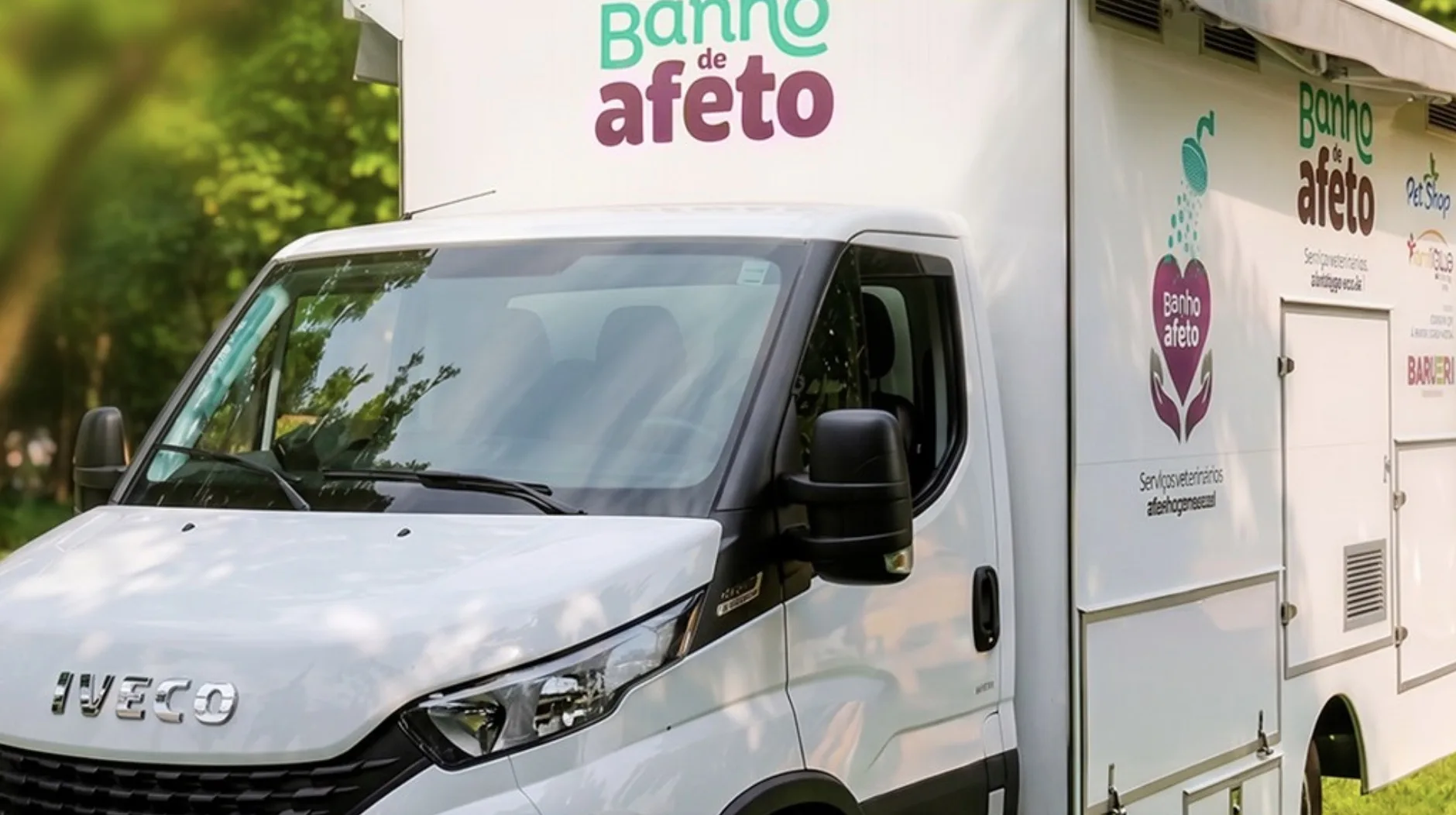 Caminhão que oferece banho, roupa limpa e acolhimento chama atenção nas ruas de Barueri e emociona moradores