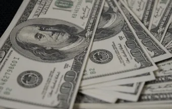 Dólar Hoje dispara e volta a superar R$5 após mercado reagir a reportagem sobre Flávio Bolsonaro