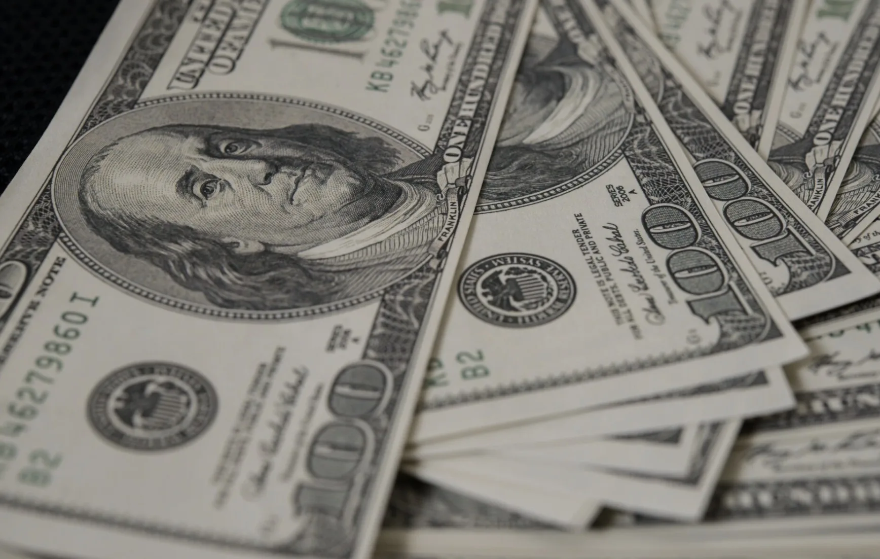 Dólar Hoje dispara e volta a superar R$5 após mercado reagir a reportagem sobre Flávio Bolsonaro