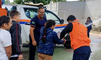 Crianças aprendem sobre raios, queimadas e árvores em risco durante ação da Defesa Civil em Campo Limpo Paulista