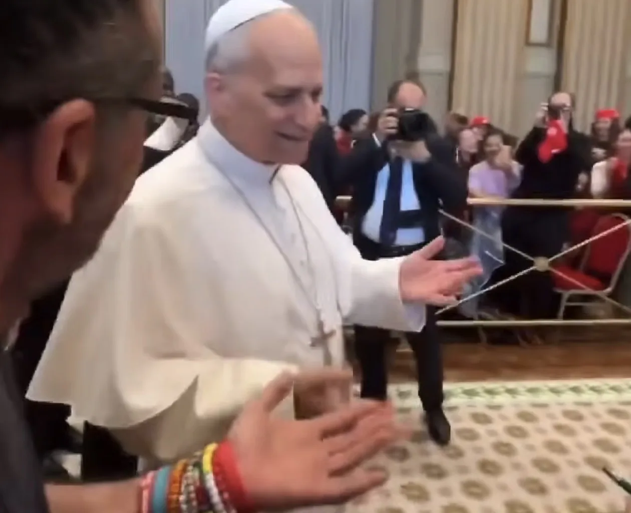 Papa Leão XIV entrou na trend do “six seven”: Vídeo no Vaticano explode e reação de crianças viraliza nas redes