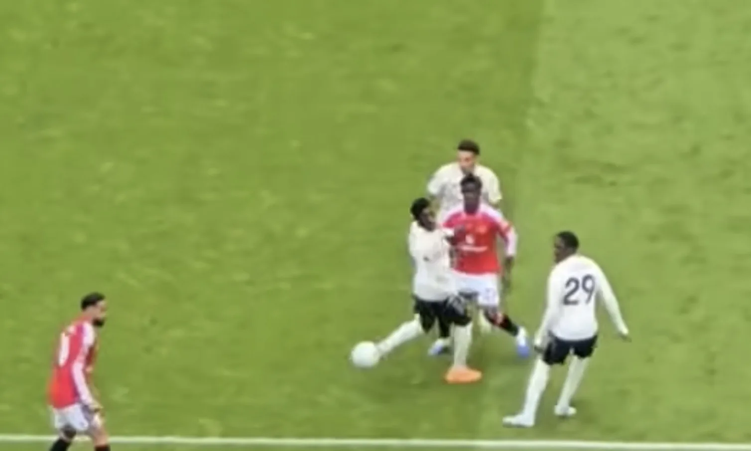 Manchester United x Nottingham Forest Melhores Momentos (17/05/2026): Manchester vence jogo com gol polêmico e revolta contra o VAR