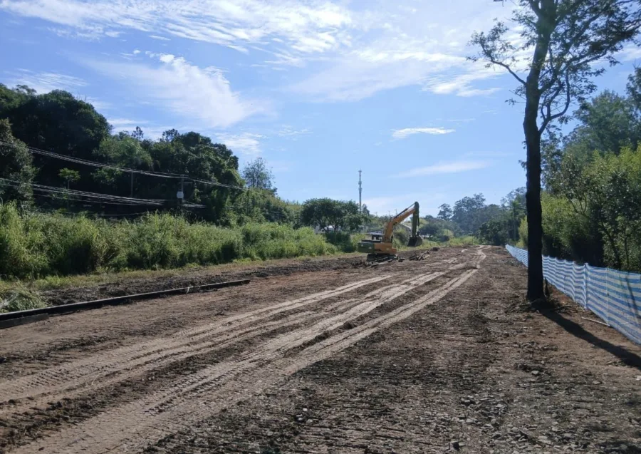 Equipes da TIC Trens iniciaram drenagens, contenções provisórias e retirada vegetal em Jundiaí, ampliando o cronograma do TIC Eixo Norte iniciado em março em Vinhedo.