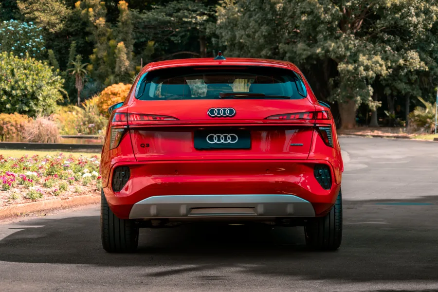 Produzido no Paraná, o novo Audi Q3 estreia telas maiores, câmbio S tronic e suspensão recalibrada, mas ausência de itens de segurança virou debate.