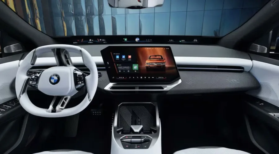 O novo BMW iX3 inaugura a plataforma Neue Klasse, arquitetura inédita desenvolvida pela montadora alemã para reduzir custos de produção, simplificar componentes eletrônicos e aumentar eficiência energética.