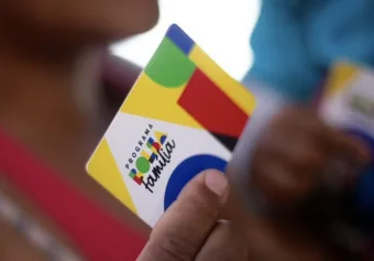 Bolsa Família virou alvo de preconceito? Estudo revela impacto no emprego e desmonta crítica antiga