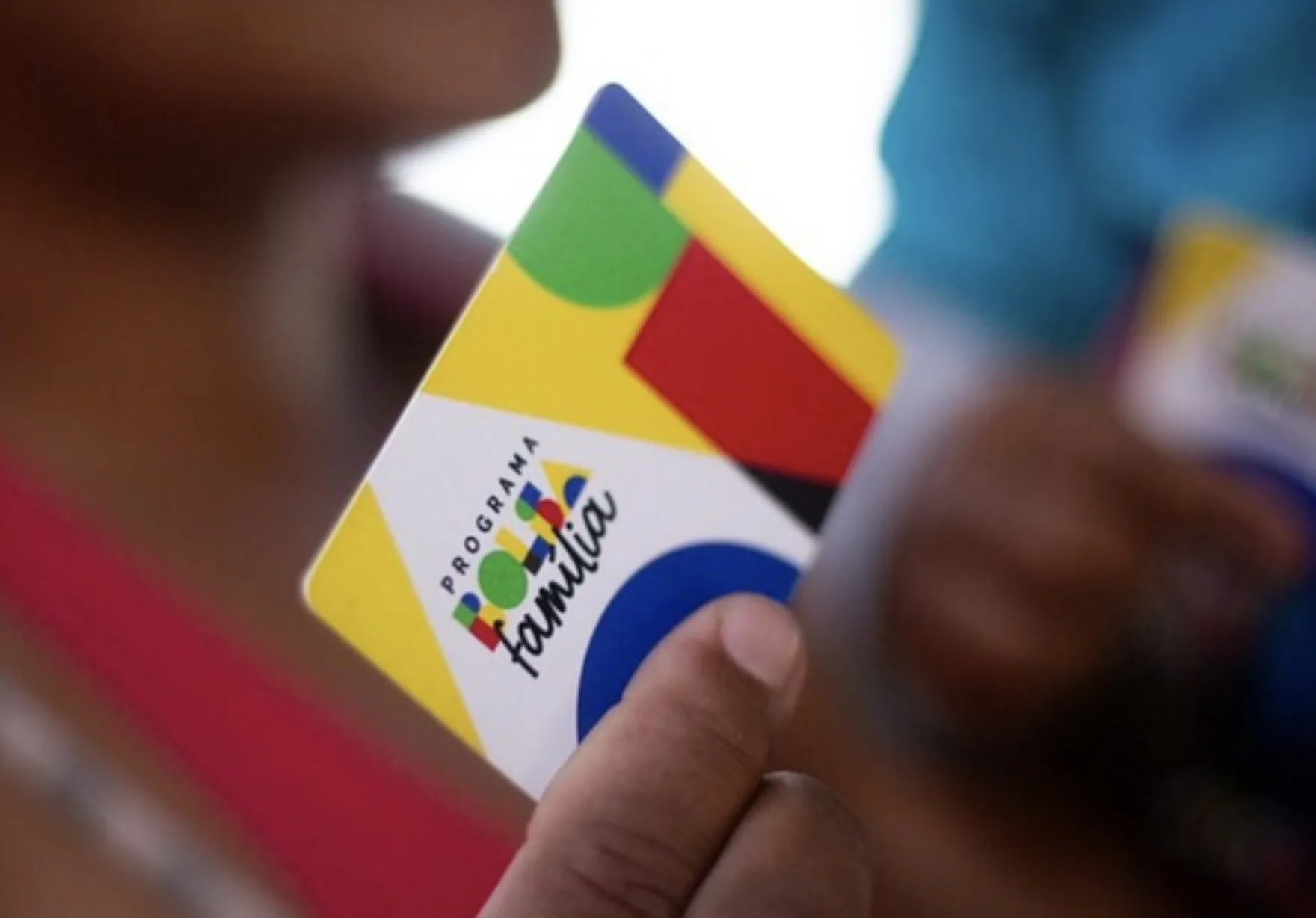Bolsa Família virou alvo de preconceito? Estudo revela impacto no emprego e desmonta crítica antiga