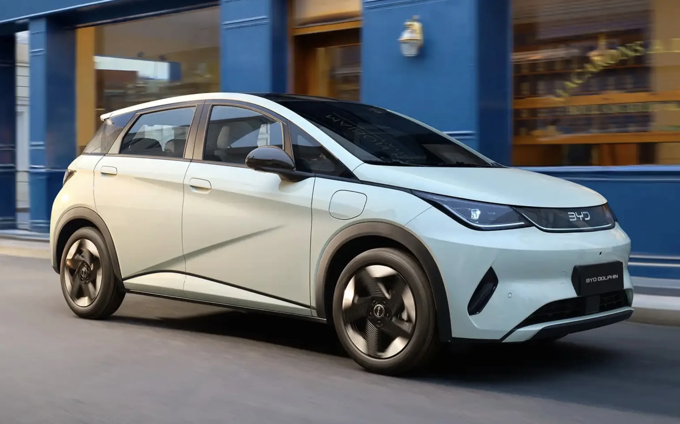 Carros elétricos já representam quase 20% das vendas no Brasil e avanço acelerado das marcas como BYD e GWM começa a mudar o mercado