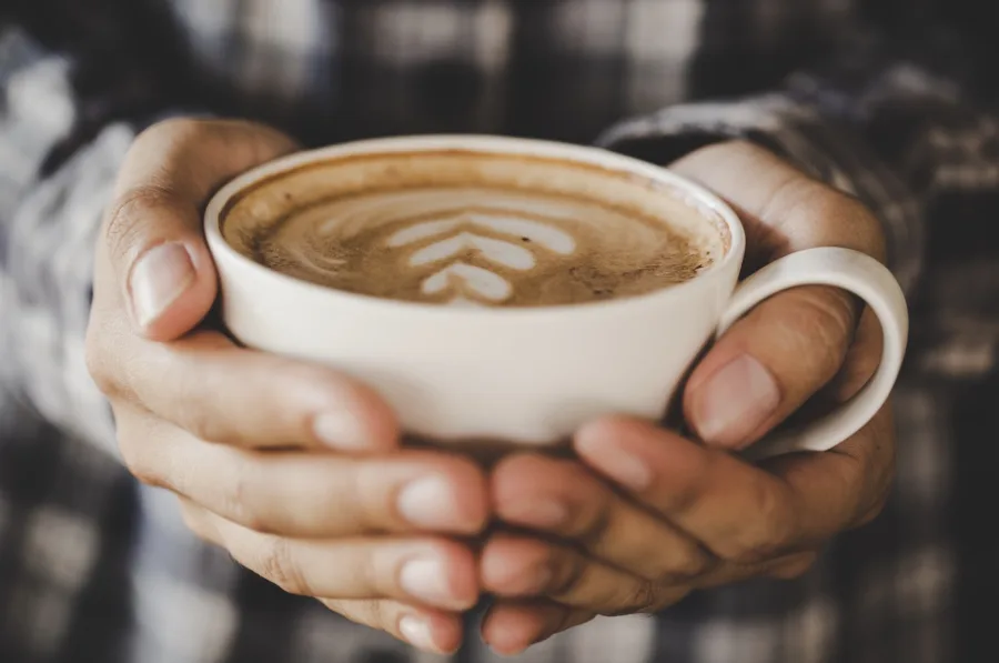 Café muda bactérias do intestino e pode afetar humor, memória e ansiedade, revela estudo inédito