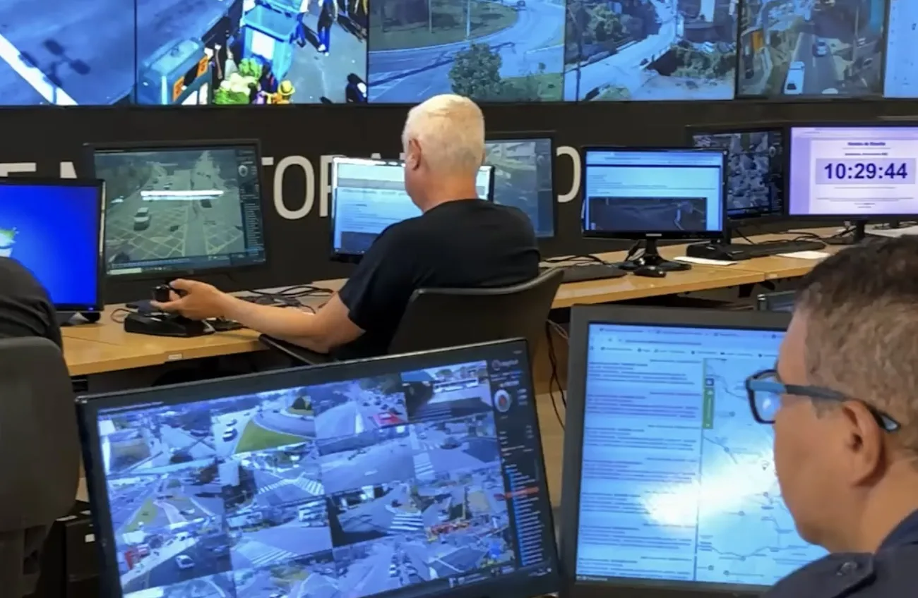 Barueri espalhou quase 2,5 mil câmeras pela cidade e sistema já monitora rostos, placas e objetos suspeitos em tempo real