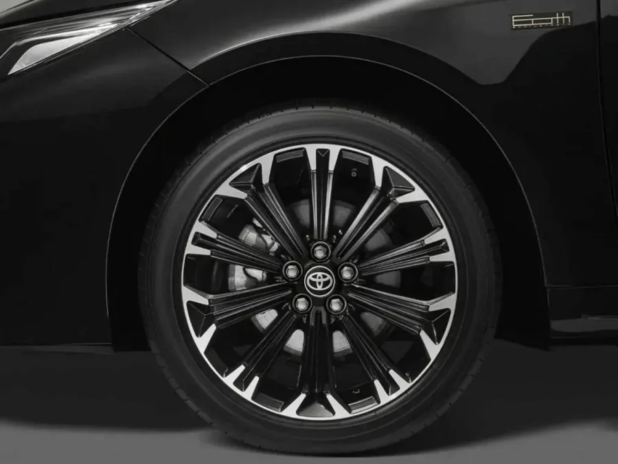 A edição comemorativa também serve como vitrine do momento delicado vivido pelo Corolla. Apesar de continuar forte em vendas globais, o modelo enfrenta pressão crescente de SUVs, carros elétricos e concorrentes mais modernos. Por isso, a Toyota trabalha em mudanças profundas para manter o sedan relevante nos próximos anos.
