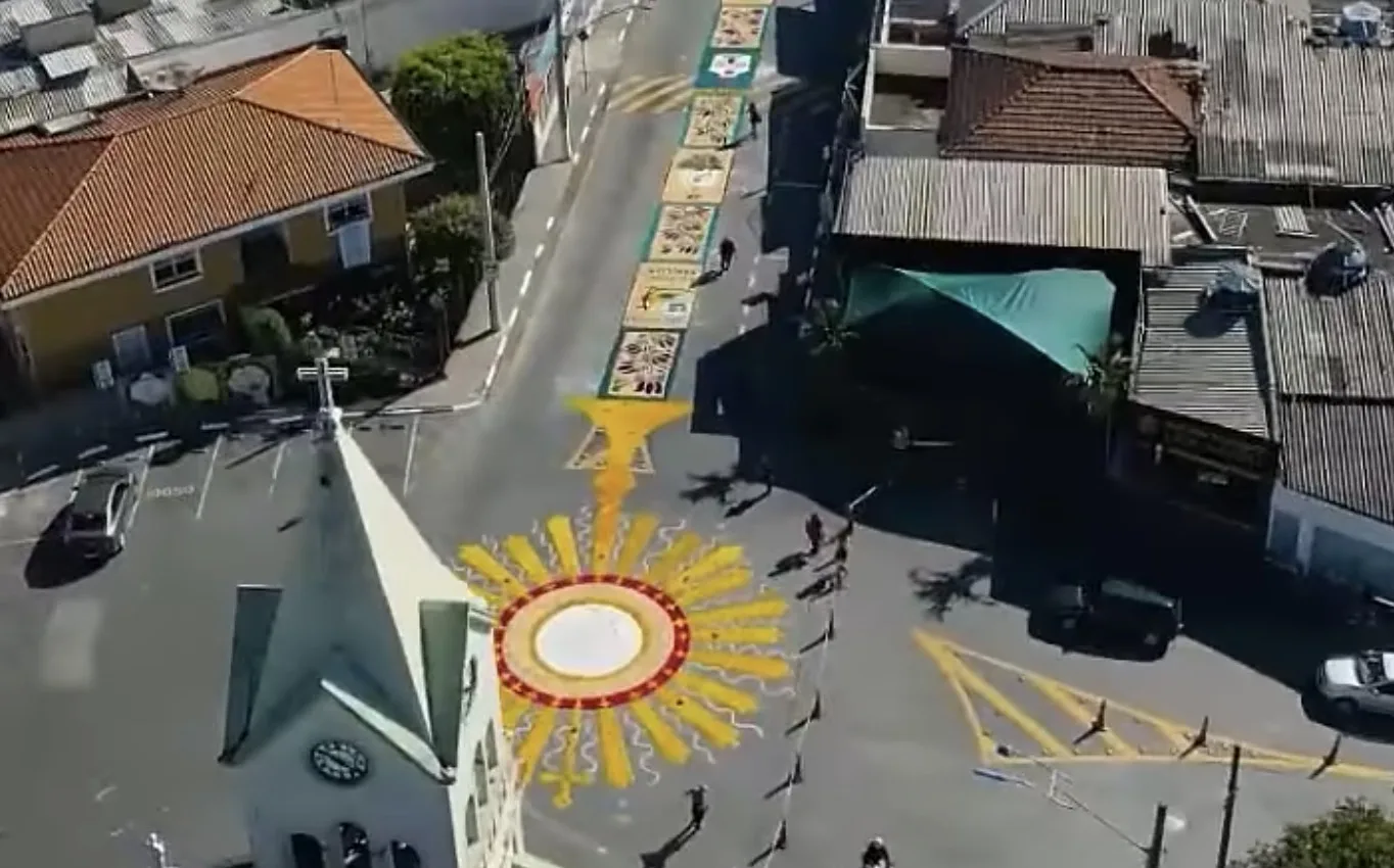 Você já viu os tapetes de Corpus Christi em Itapevi? Tradição centenária transforma bairros da cidadei; veja onde estarão os tapetes no feriado deste ano