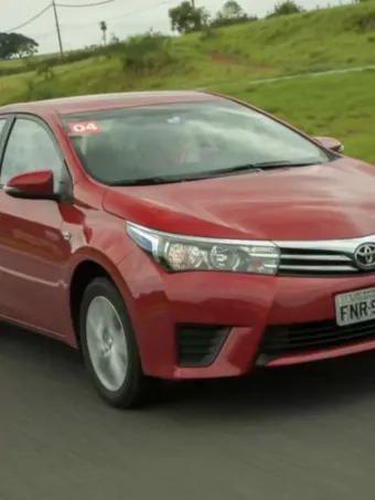 Qual é o consumo do Corolla GLi 1.8 automático 2015?
