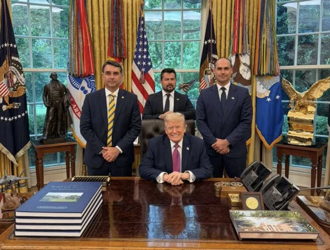 Flávio Bolsonaro conseguiu falar com Trump: Bastidores da visita à Casa Branca revelam o que aconteceu de verdade