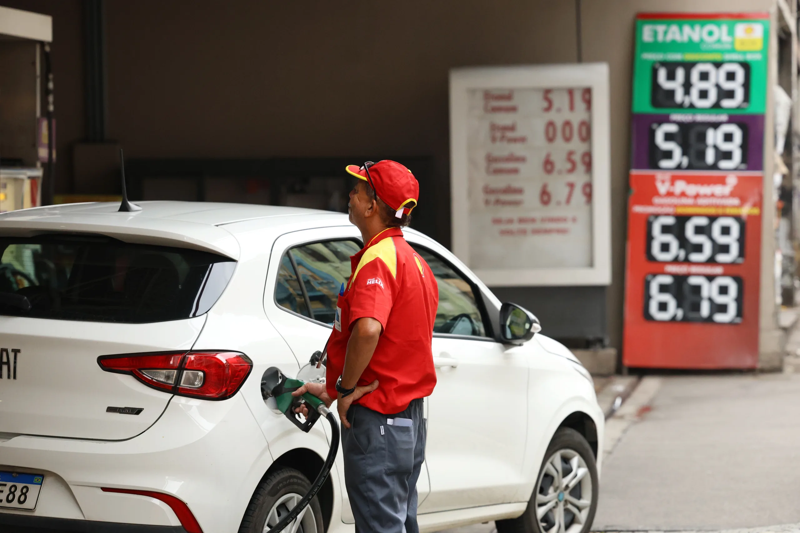 Petrobras anunciou reajuste de R$ 0,48 no preço da gasolina vendida às distribuidoras, mas a nova subvenção federal reduz o impacto nas bombas para até R$ 0,03 por litro