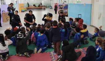 Ronda Escolar visita escola municipal em Caieiras com atividades educativas e presença do mascote Segurito