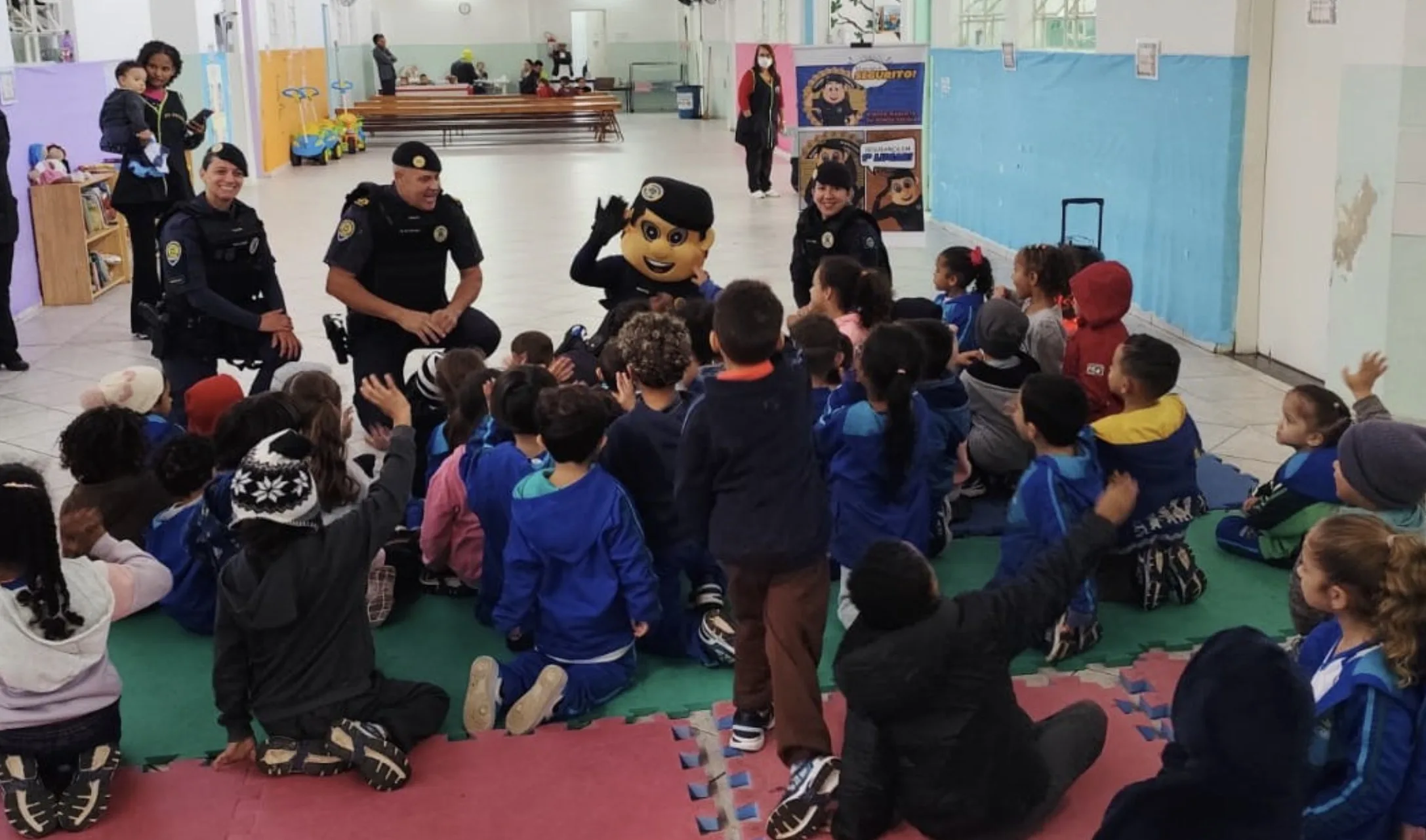 Ronda Escolar visita escola municipal em Caieiras com atividades educativas e presença do mascote Segurito