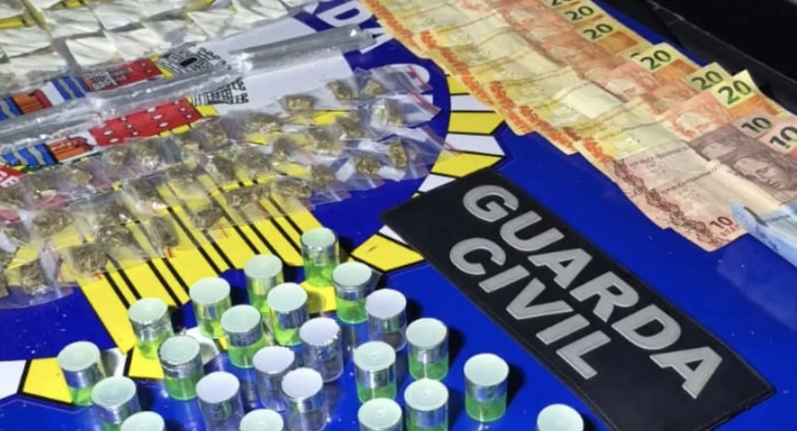 Suspeito é flagrado com mais de 100 porções de drogas durante ação da GCM em São Roque