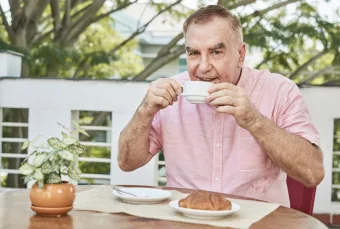 Café pode mesmo desacelerar o envelhecimento? Estudo revela mecanismo oculto no corpo e surpreende até cientistas