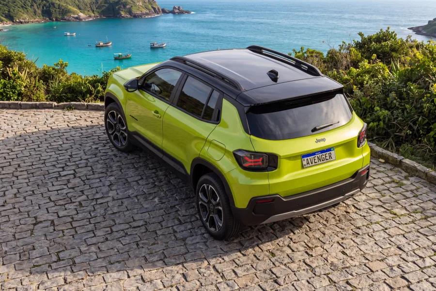 A Jeep se prepara para entrar em uma das disputas mais agressivas do mercado brasileiro com o lançamento do novo Avenger.