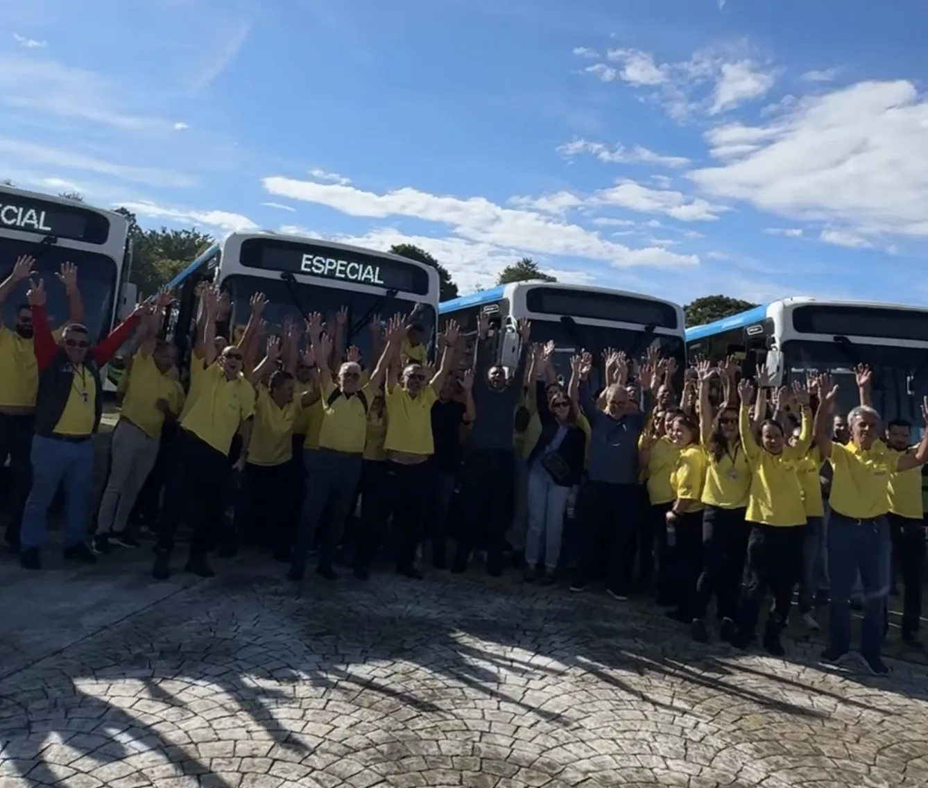 Jundiaí entregou 70 ônibus novos, mas o vídeo dos motoristas homenageados emocionou moradores mais que a própria frota