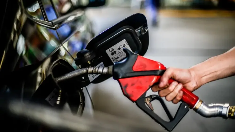 Gasolina cara pode virar crime: Câmara aprova projeto que prevê prisão por aumento abusivo nos combustíveis