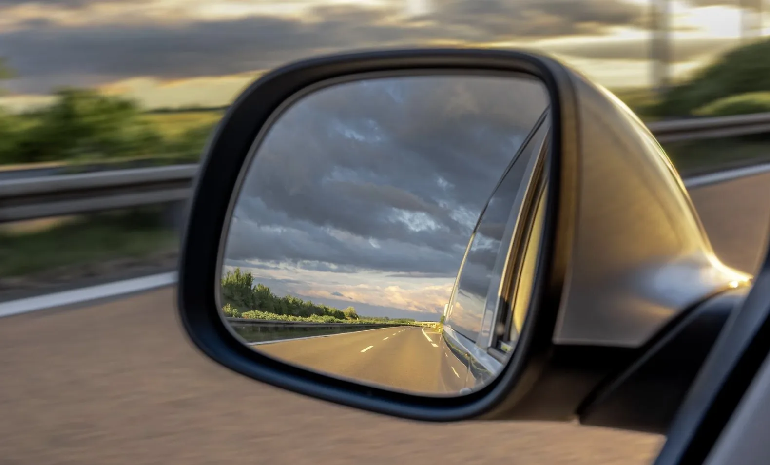 Nova lei do retrovisor começou a pesar no bolso e motoristas já podem levar multa por detalhe ignorado