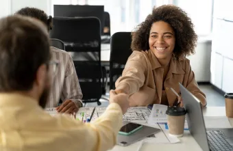 Cajamar libera vagas de emprego em logística, obras e fiscalização com benefícios e prazo curto para encaminhamento