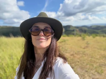 Ana Luiza Guimarães, apresentadora da Globo, planta 2 mil árvores e recebe visita inesperada