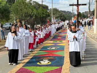 Cajamar transformou uma avenida inteira em um símbolo de fé durante Corpus Christi