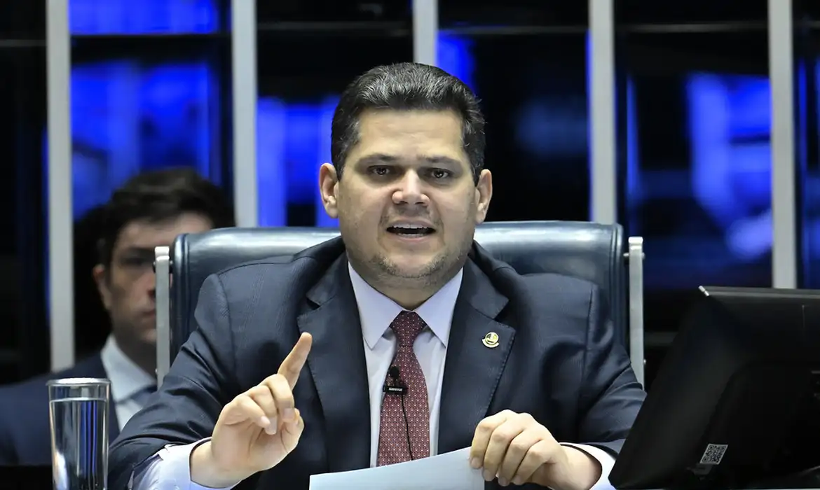Alcolumbre sinaliza avanço da proposta que põe fim à escala 6×1 e Senado deve iniciar análise semana que vem