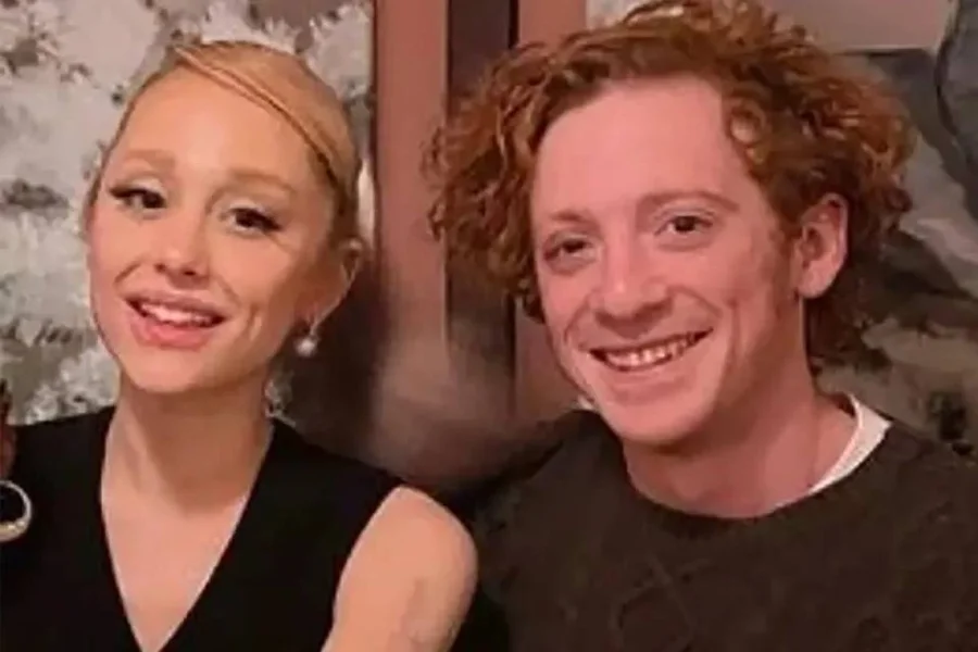 Ariana Grande e Ethan Slater terminaram em segredo? O que aconteceu e por que a notícia só apareceu agora