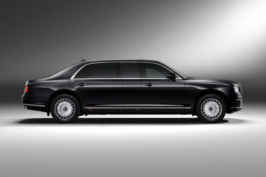Nova versão do Aurus Senat traz portas maiores, divisória de privacidade e conjunto híbrido com motor V8 biturbo de 598 cv e tração integral permanente.