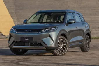 BYD Atto 2 estreia no Brasil com sistema híbrido flex, até 197 cv e autonomia superior a 1.000 km; novo SUV mira SUVs como T-Cross, Creta e HR-V