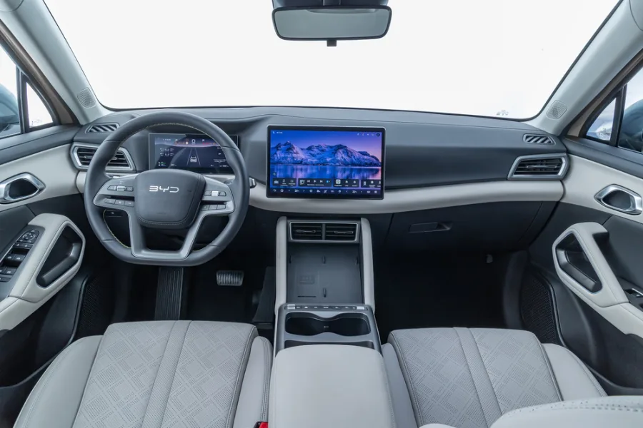 Produzido futuramente na Bahia, o novo BYD Atto 2 chega em duas versões e mira SUVs como T-Cross, Creta e HR-V com foco em tecnologia e eficiência.