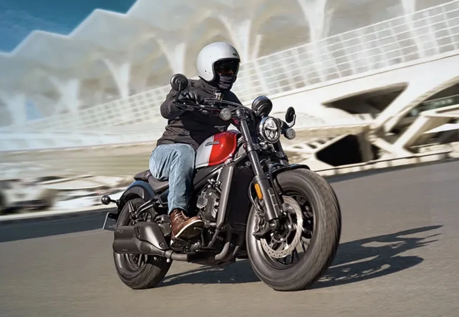 CFMOTO 450CL-C chega ao Brasil com motor bicilíndrico, correia e cruise control; veja tudo o que ela oferece